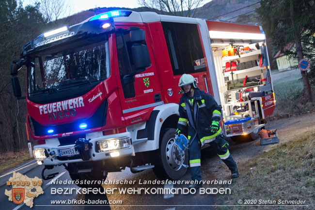 20201229 Verkehrsunfall auf glatter Fahrbahn B210 Helenental-Siegenfeld  Foto:  Stefan Schneider