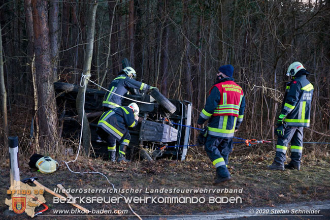 20201229 Verkehrsunfall auf glatter Fahrbahn B210 Helenental-Siegenfeld  Foto:  Stefan Schneider