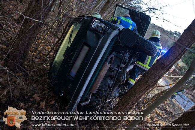 20201229 Verkehrsunfall auf glatter Fahrbahn B210 Helenental-Siegenfeld  Foto:  Stefan Schneider