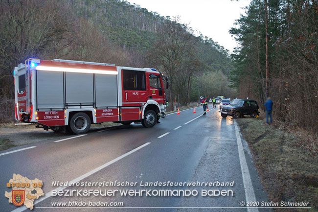 20201229 Verkehrsunfall auf glatter Fahrbahn B210 Helenental-Siegenfeld  Foto:  Stefan Schneider