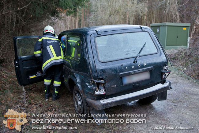 20201229 Verkehrsunfall auf glatter Fahrbahn B210 Helenental-Siegenfeld  Foto:  Stefan Schneider