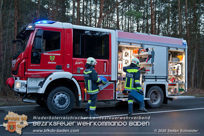 20201229 Verkehrsunfall auf glatter Fahrbahn B210 Helenental-Siegenfeld  Foto:  Stefan Schneider