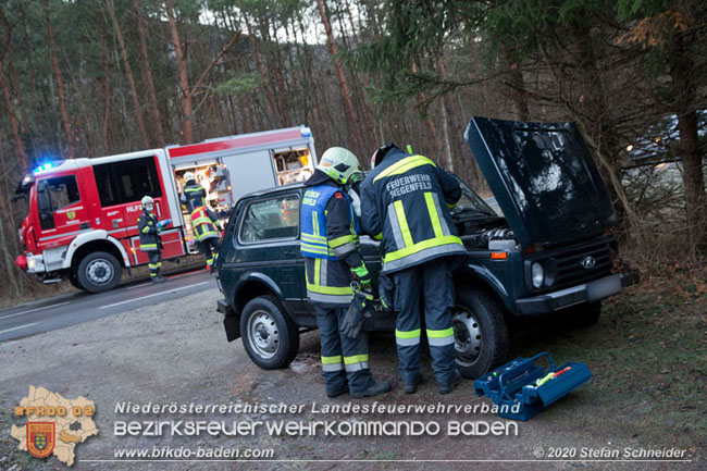 20201229 Verkehrsunfall auf glatter Fahrbahn B210 Helenental-Siegenfeld  Foto:  Stefan Schneider