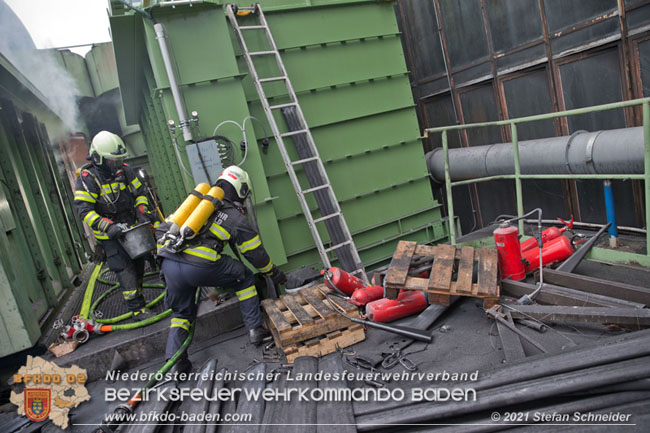 20210105 Brand einer Filteranlage während Revisionsarbeiten in Enzesfeld Foto: © Stefan Schneider BFKDO Baden 20210105 Brand einer Filteranlage während Revisionsarbeiten in Enzesfeld Foto: © Stefan Schneider BFKDO Baden