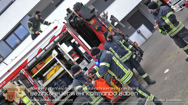 20210110 Stubentiger "Aladin" aus 4. Stock in tieferliegendes Bachbett gestrzt in Baden Ortsteil Leesdorf  Foto:  Stefan Schneider BFKDO Baden