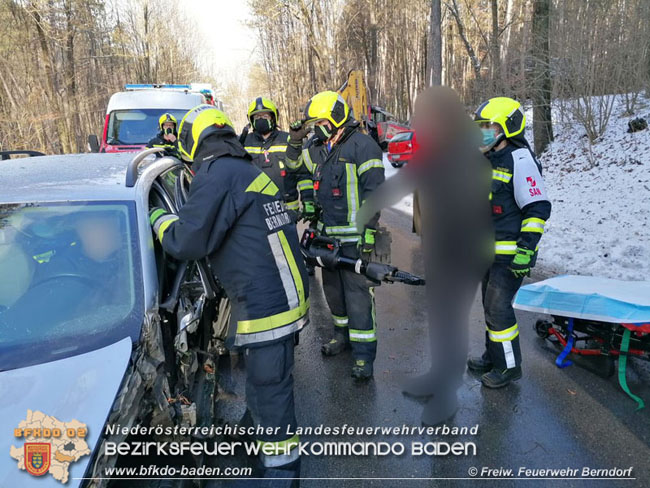 20210113 Verkehrsunfall auf der L4020 bei Neusiedl  Foto:  Peter Schiffner Freiwillige Feuerwehr Berndorf-Stadt