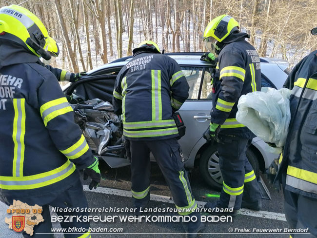 20210113 Verkehrsunfall auf der L4020 bei Neusiedl  Foto:  Peter Schiffner Freiwillige Feuerwehr Berndorf-Stadt