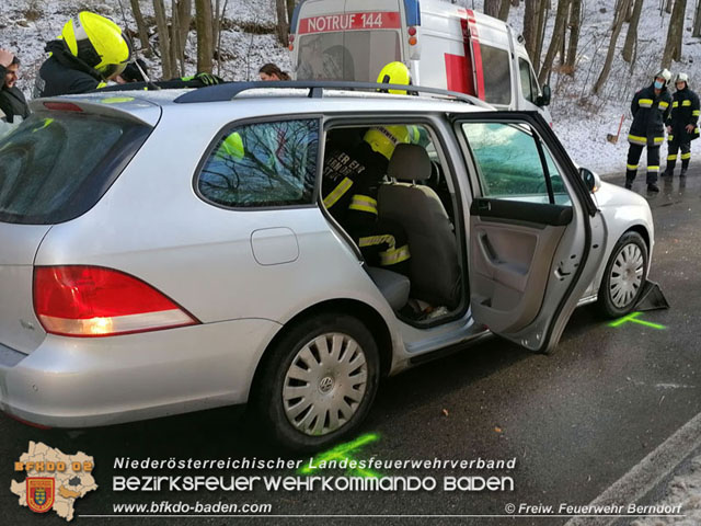 20210113 Verkehrsunfall auf der L4020 bei Neusiedl  Foto:  Peter Schiffner Freiwillige Feuerwehr Berndorf-Stadt