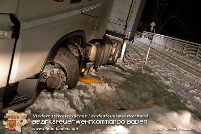 20210126 hängengebliebener Lkw in Alland Foto: © Stefan Schneider BFKDO Baden 20210126 hängengebliebener Lkw in Alland Foto: © Stefan Schneider BFKDO Baden