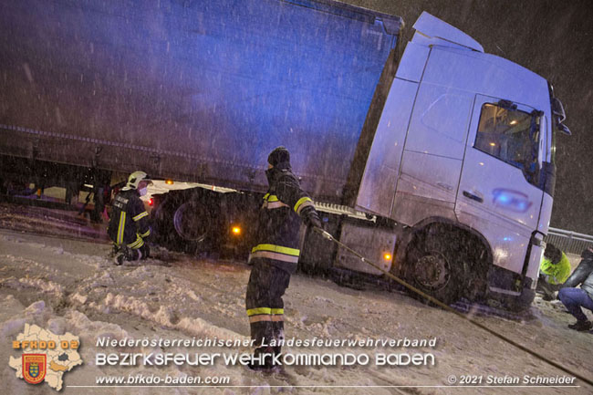 20210126 hängengebliebener Lkw in Alland  Foto: © Stefan Schneider BFKDO Baden