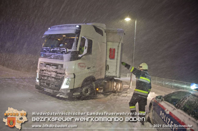 20210126 hängengebliebener Lkw in Alland  Foto: © Stefan Schneider BFKDO Baden