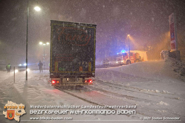 20210126 hängengebliebener Lkw in Alland  Foto: © Stefan Schneider BFKDO Baden