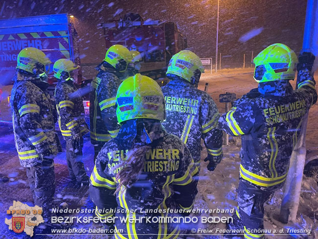 20210126 Fahrzeugbergungen auf der LB17 Schönau a.d.Triesting Foto: © Freiwillige Feuerwehr Schönau/Triesting 20210126 Fahrzeugbergungen auf der LB17 Schönau a.d.Triesting Foto: © Freiwillige Feuerwehr Schönau/Triesting