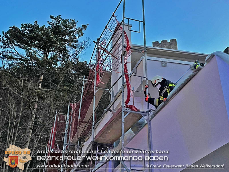 20210204 In Baden Ortsteil Weikersdorf musste die Feuerwehr ein Gerüst sicheren, welches durch den heftigen Wind losgerissen wurde Foto: © FF Baden Weikersdorf 20210204 In Baden Ortsteil Weikersdorf musste die Feuerwehr ein Gerüst sicheren, welches durch den heftigen Wind losgerissen wurde Foto: © FF Baden Weikersdorf