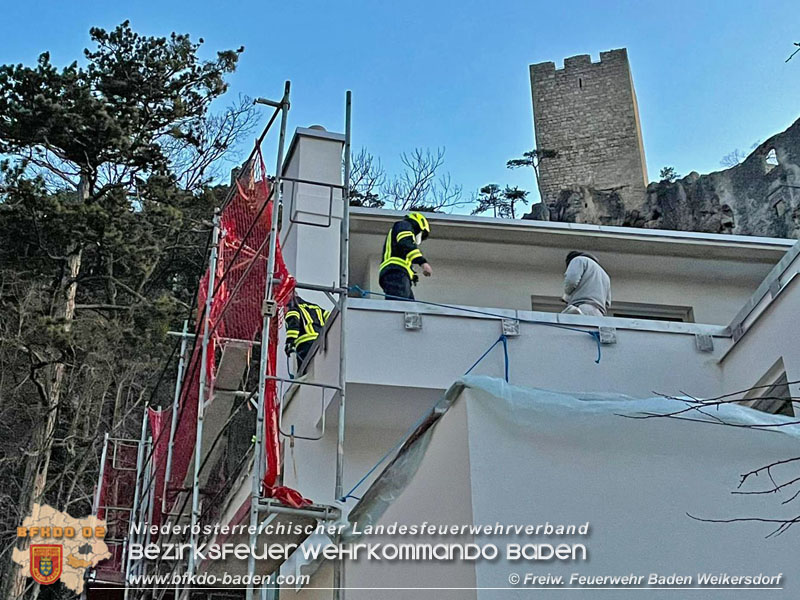 20210204 In Baden Ortsteil Weikersdorf musste die Feuerwehr ein Gerst sicheren, welches durch den heftigen Wind losgerissen wurde  Foto:  FF Baden Weikersdorf