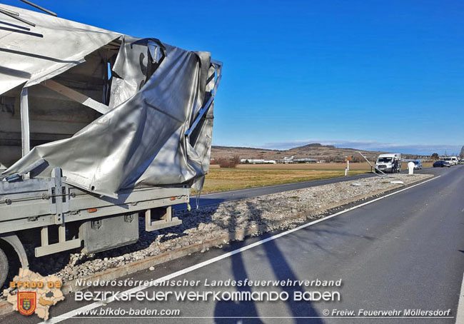 20210204 Auf der LB17 bei Möllersdorf erfassten Windböen zwei Fahrzeuge Foto: © FF Möllersdorf 20210204 Auf der LB17 bei Möllersdorf erfassten Windböen zwei Fahrzeuge Foto: © FF Möllersdorf