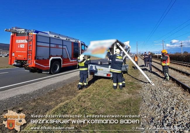 20210204 Auf der LB17 bei Möllersdorf erfassten Windböen zwei Fahrzeuge Foto: © FF Möllersdorf 20210204 Auf der LB17 bei Möllersdorf erfassten Windböen zwei Fahrzeuge Foto: © FF Möllersdorf