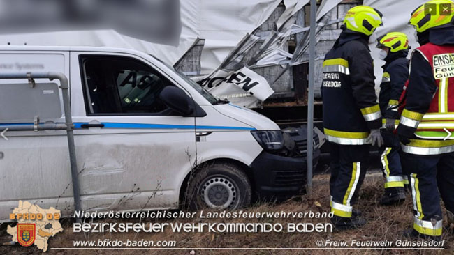 20210208 Sattelzug übersieht beim Abbiegen Kleintransporter  Foto: © Freiwillige Feuerwehr Günselsdorf
