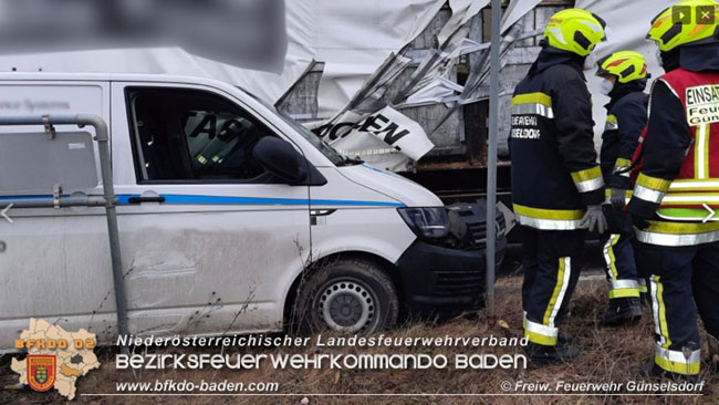 20210208 Sattelzug übersieht beim Abbiegen Kleintransporter Foto: © Freiwillige Feuerwehr Günselsdorf 20210208 Sattelzug übersieht beim Abbiegen Kleintransporter Foto: © Freiwillige Feuerwehr Günselsdorf