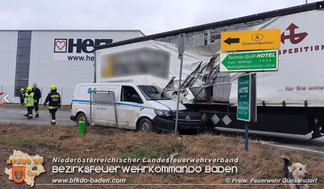 20210208 Sattelzug übersieht beim Abbiegen Kleintransporter Foto: © Freiwillige Feuerwehr Günselsdorf 20210208 Sattelzug übersieht beim Abbiegen Kleintransporter Foto: © Freiwillige Feuerwehr Günselsdorf