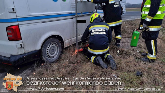 20210208 Sattelzug übersieht beim Abbiegen Kleintransporter  Foto: © Freiwillige Feuerwehr Günselsdorf