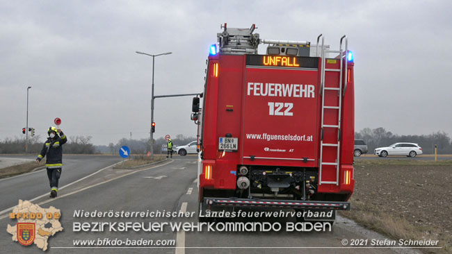 20210208 Sattelzug übersieht beim Abbiegen Kleintransporter  Foto: © Stefan Schneider