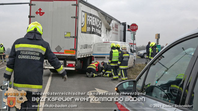 20210208 Sattelzug übersieht beim Abbiegen Kleintransporter  Foto: © Stefan Schneider