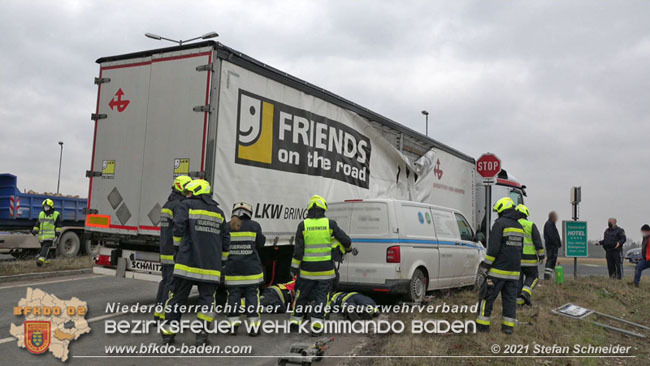 20210208 Sattelzug übersieht beim Abbiegen Kleintransporter  Foto: © Stefan Schneider