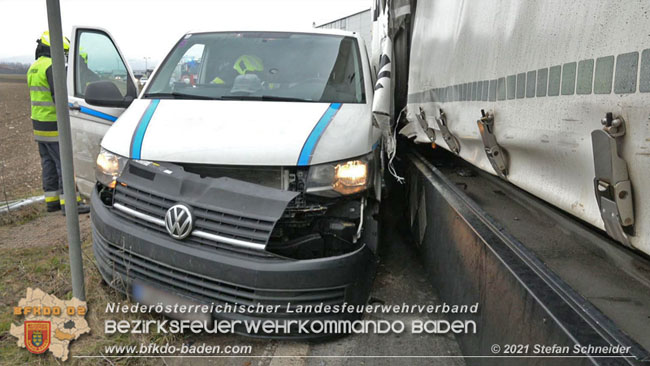 20210208 Sattelzug übersieht beim Abbiegen Kleintransporter  Foto: © Stefan Schneider