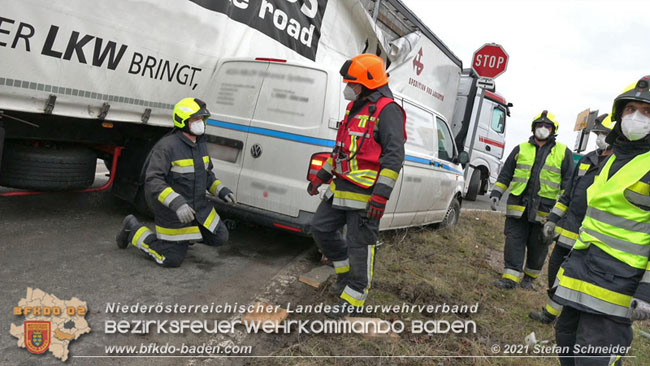 20210208 Sattelzug übersieht beim Abbiegen Kleintransporter  Foto: © Stefan Schneider