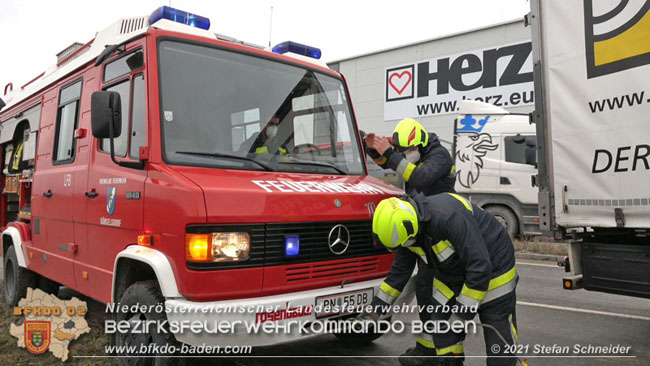 20210208 Sattelzug übersieht beim Abbiegen Kleintransporter  Foto: © Stefan Schneider