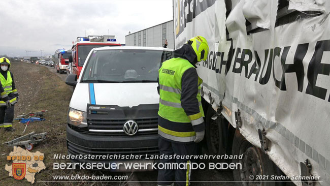 20210208 Sattelzug übersieht beim Abbiegen Kleintransporter  Foto: © Stefan Schneider