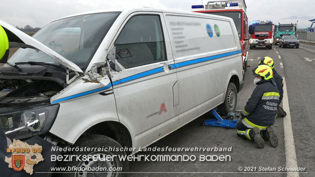 20210208 Sattelzug übersieht beim Abbiegen Kleintransporter  Foto: © Stefan Schneider