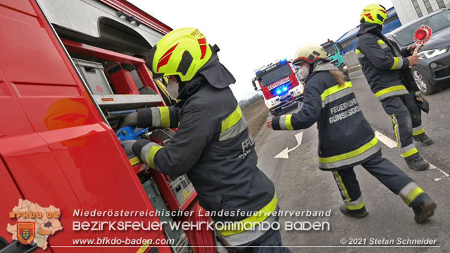 20210208 Sattelzug übersieht beim Abbiegen Kleintransporter  Foto: © Stefan Schneider