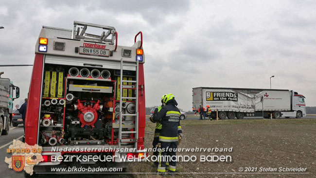 20210208 Sattelzug übersieht beim Abbiegen Kleintransporter  Foto: © Stefan Schneider