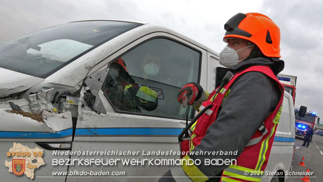 20210208 Sattelzug übersieht beim Abbiegen Kleintransporter  Foto: © Stefan Schneider