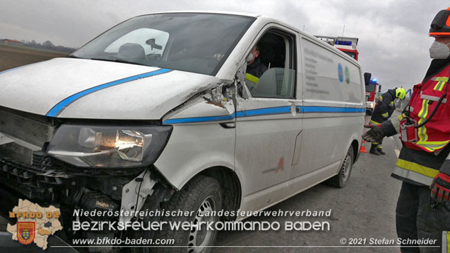 20210208 Sattelzug übersieht beim Abbiegen Kleintransporter  Foto: © Stefan Schneider