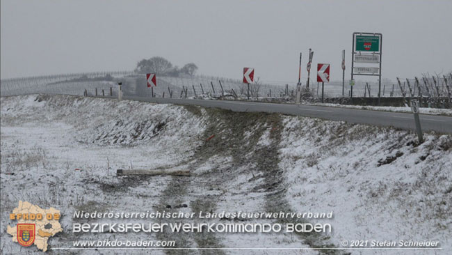 20210210 Verkehrsunfall auf der Weinbergstrae Richtung Gumpoldskirchen  Foto:  Stefan Schneider