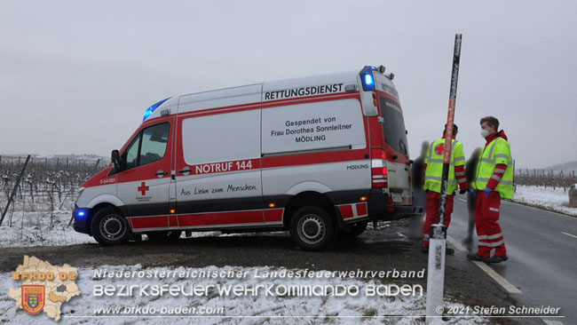 20210210 Verkehrsunfall auf der Weinbergstrae Richtung Gumpoldskirchen  Foto:  Stefan Schneider