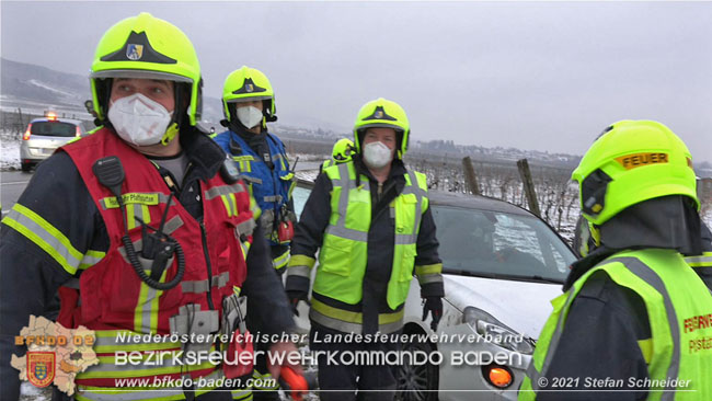 20210210 Verkehrsunfall auf der Weinbergstrae Richtung Gumpoldskirchen  Foto:  Stefan Schneider