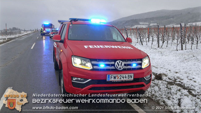 20210210 Verkehrsunfall auf der Weinbergstrae Richtung Gumpoldskirchen  Foto:  Stefan Schneider