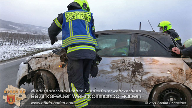 20210210 Verkehrsunfall auf der Weinbergstrae Richtung Gumpoldskirchen  Foto:  Stefan Schneider