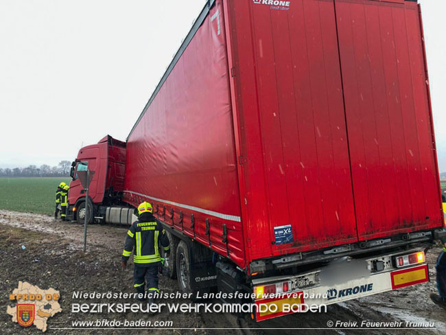 20210210 Lkw Bergung auf der L156 Trumau > Traiskirchen  Foto:  Freiwillige Feuerwehr Trumau