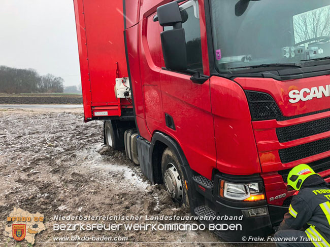 20210210 Lkw Bergung auf der L156 Trumau > Traiskirchen  Foto:  Freiwillige Feuerwehr Trumau