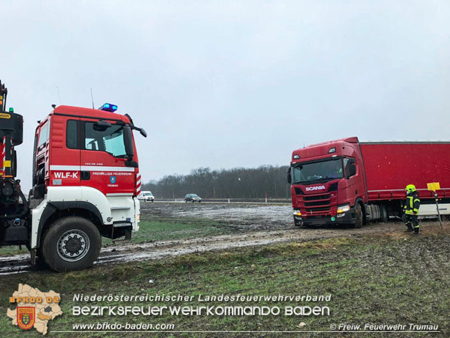 20210210 Lkw Bergung auf der L156 Trumau > Traiskirchen  Foto:  Freiwillige Feuerwehr Trumau