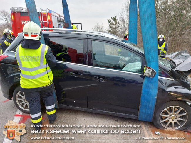 20210219 Verkehrsunfall auf der Umfahrung Oeynhausen   Foto:  Franz Plleritzer FF Traiskirchen-Stadt 