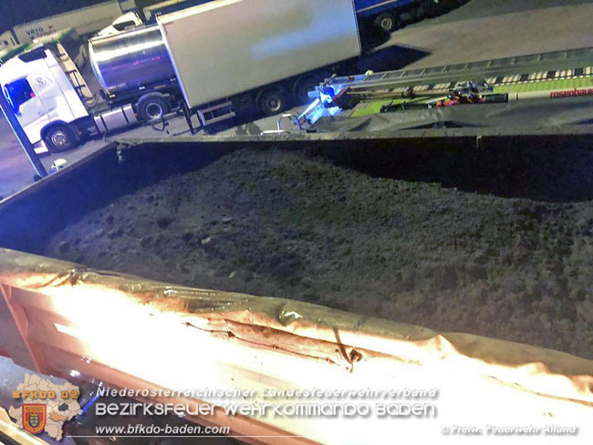 20210302 Rauchentwicklung bei LKW stellt sich als Glutbrand bei Gefahrgut-Transporter heraus Foto: © Freiwillige Feuerwehr Alland 20210302 Rauchentwicklung bei LKW stellt sich als Glutbrand bei Gefahrgut-Transporter heraus Foto: © Freiwillige Feuerwehr Alland