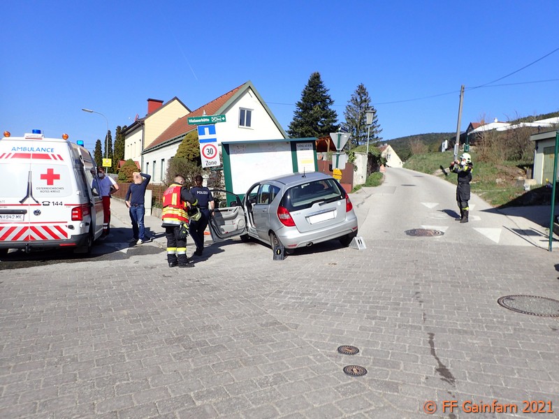 20210331 Verkehrsunfall im Ortsgebiet  Foto: © Freiwillige Feuerwehr Gainfarn