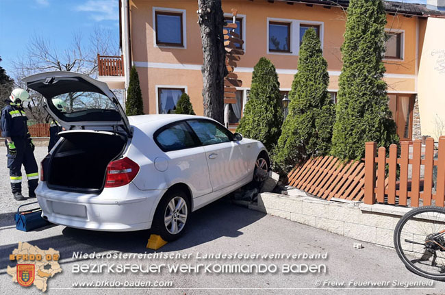 20210405 Verkehrsunfall am Ostermontag im Siegenfelder Ortsgebiet  Foto:  Freiwillige Feuerwehr Siegenfeld