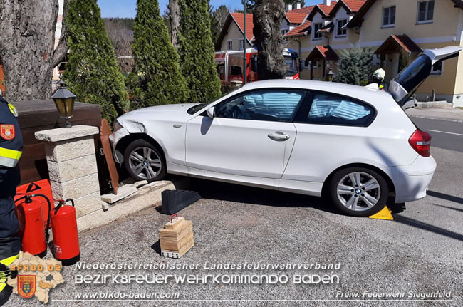 20210405 Verkehrsunfall am Ostermontag im Siegenfelder Ortsgebiet  Foto:  Freiwillige Feuerwehr Siegenfeld